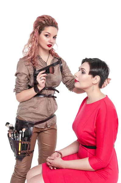 Artista de maquillaje profesional haciendo maquillaje a un modelo aislado —  Fotos de Stock