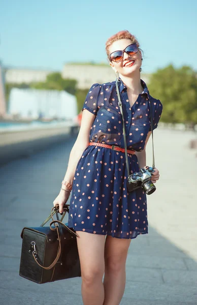 Bella donna in stile anni Cinquanta con bretelle che tengono retro camer — Foto Stock