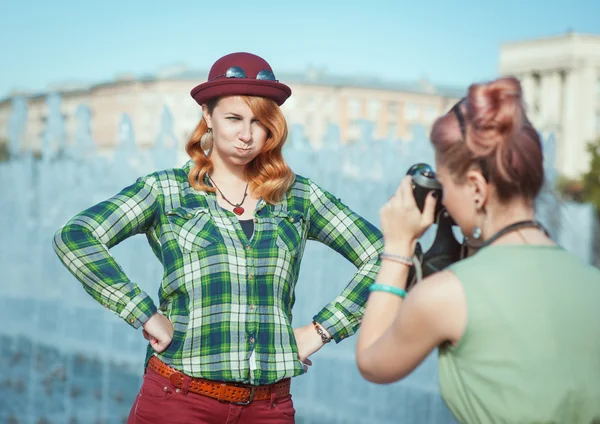 Twee mooie hipster meisjes nemen van foto's op filmcamera overtreffen — Stockfoto