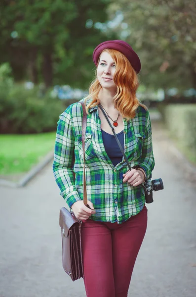 Hipster redhead woman in hat with retro camera — Stock Photo, Image