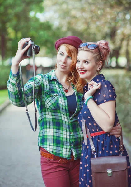 Duas belas meninas hipster com câmera retro — Fotografia de Stock