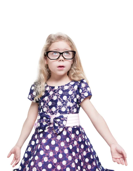 Hermosa niña en gafas sorprendida mirando hacia arriba en somethi —  Fotos de Stock