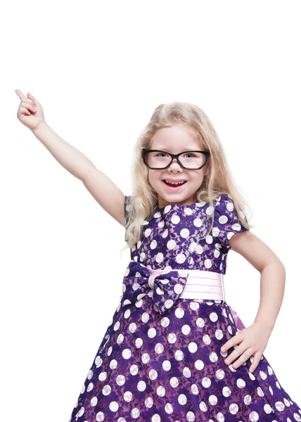 Menina bonita em óculos mostrando em algo pelo dedo — Fotografia de Stock