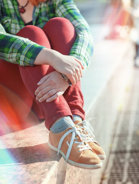 ベンの上に座ってヒップ スタイルで女の子の足に黄色のスニーカー — ストック写真