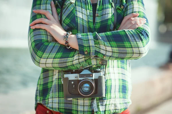 Hipster en chemise à carreaux verte avec caméra rétro — Photo