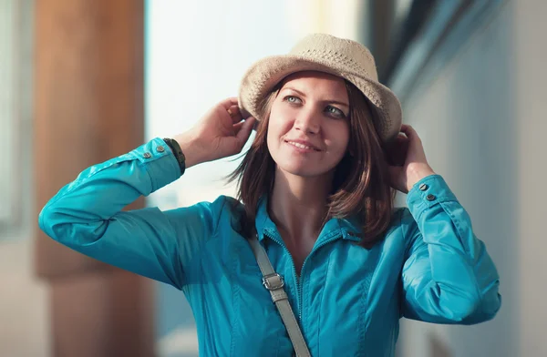 Hermosa joven hipster mujer en sombrero y chaqueta azul — Foto de Stock