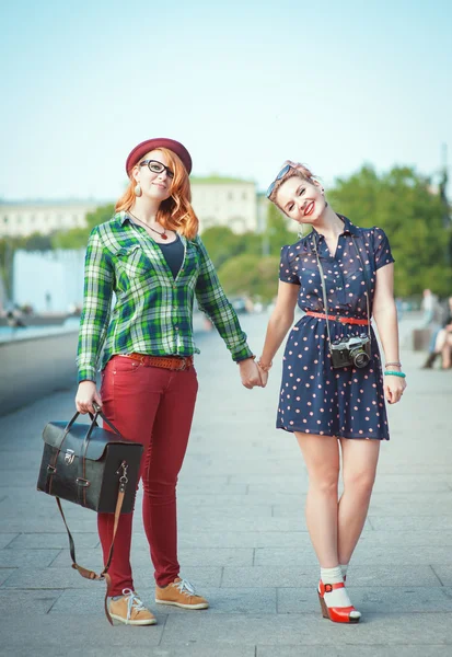 Duas belas garotas hipster na cidade — Fotografia de Stock