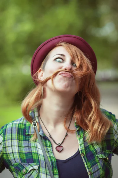 Hipster Rotschopf Frau macht einen Schnurrbart mit ihren Haaren — Stockfoto