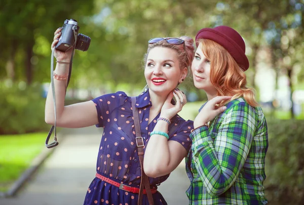 Duas belas meninas hipster com câmera retro — Fotografia de Stock