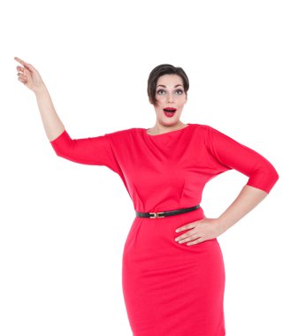 Artı boyutu kadın bir şey üzerinde gösterilen Kırmızı elbiseli güzel 