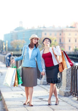 alışveriş torbaları şehirde iki güzel kızla 