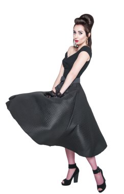 Dres çırpınan ile retro pin-up tarzı genç güzel kadın