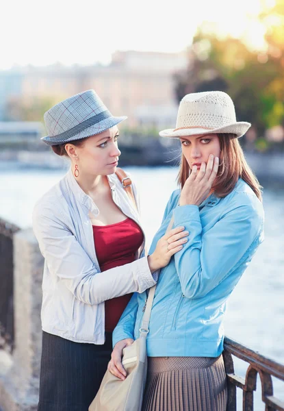 Young beautiful woman comforting her friend in the city — Stock Photo, Image