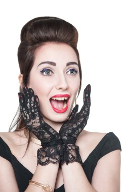 Retro PIN izole tarzında heyecanlı genç güzel kız 