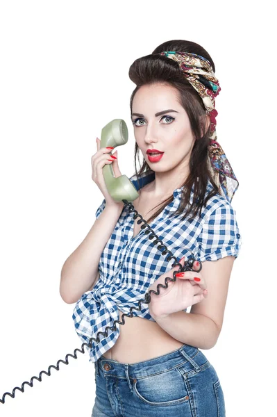 Jonge mooie vrouw in pin-up stijl met retro telefoon isola — Stockfoto