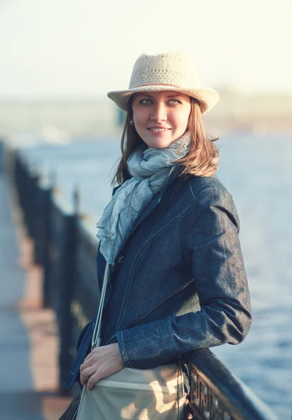 Bella giovane donna in cappello e sciarpa in città — Foto Stock