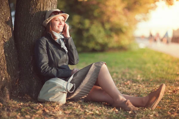 携帯電話と帽子とスカーフで美しい若い女性、 — ストック写真