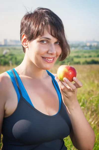 Fitness piękne plus rozmiar kobieta z jabłkiem — Zdjęcie stockowe
