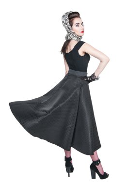 Dres çırpınan ile retro pin-up tarzı genç güzel kadın