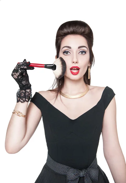 Junge schöne Frau im Retro-Pin-up-Stil mit Make-up-Pinsel — Stockfoto