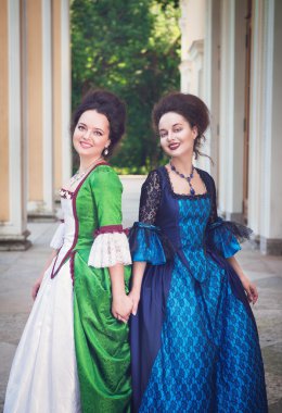 iki genç güzel kadın uzun Ortaçağ elbiseler 