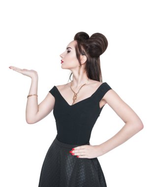 O bir şeye bakıp retro pin-up tarzı güzel kadın