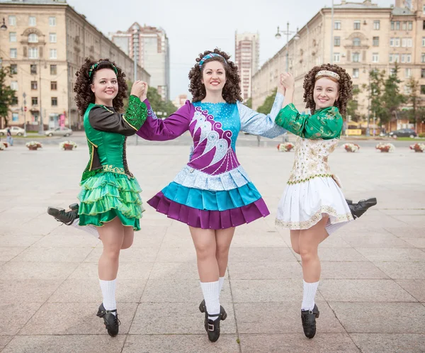 Три женщины в ирландских танцевальных платьях и парике позируют — стоковое фото