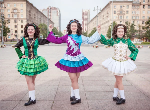 Three women in irish dance dresses and wig posing — Stock Photo, Image