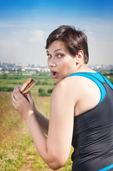 Itness mulher bonita plus size furtivamente comer junk food — Fotografia de Stock