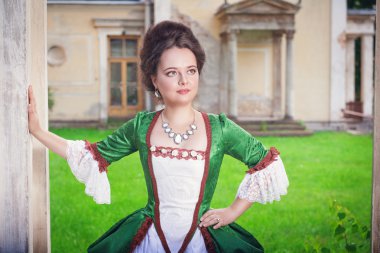 Ortaçağ yeşil giysili güzel genç kadın 