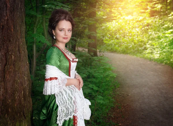 Mooie jonge vrouw in groene middeleeuwse jurk — Stockfoto