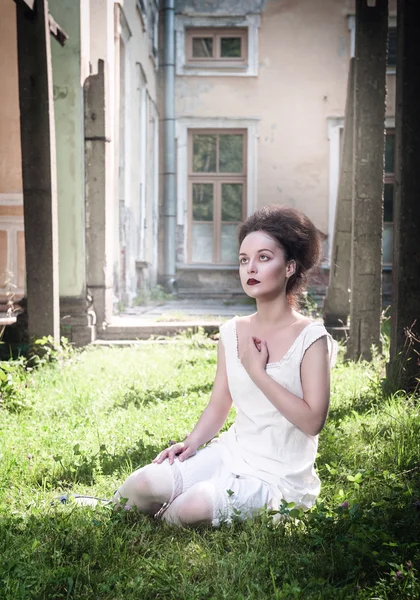 Vacker ung gotiska flicka i vit skjorta — Stockfoto