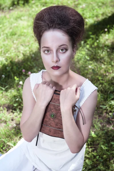 Mulher gótica jovem bonita em camisa branca com livro — Fotografia de Stock