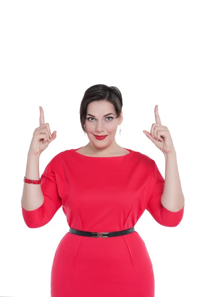 Hermosa mujer de talla grande en vestido rojo mostrando en algo por f — Foto de Stock