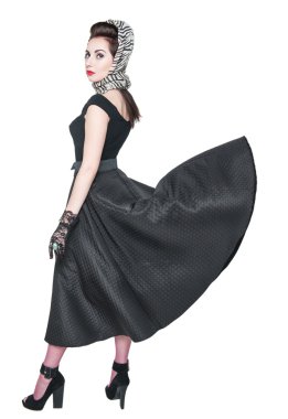 Dres çırpınan ile retro pin-up tarzı genç güzel kadın