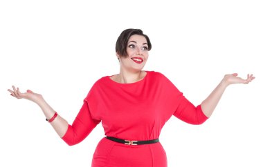 Kırmızı elbiseli güzel artı boyutu kadın omuzlarını silkiyor 