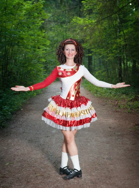 Young woman in irish dance dress and wig welcoming — Stock Photo, Image