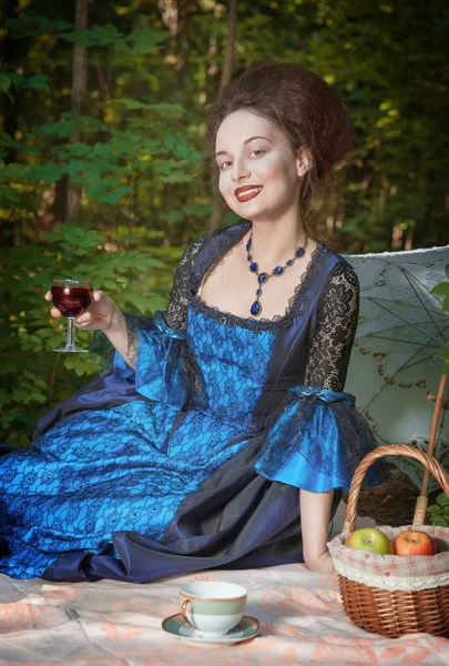 Молодые красивые женщины в средневековой одежде устраивают пикник — стоковое фото