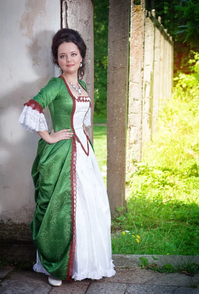 Hermosa mujer joven en vestido medieval verde — Foto de Stock