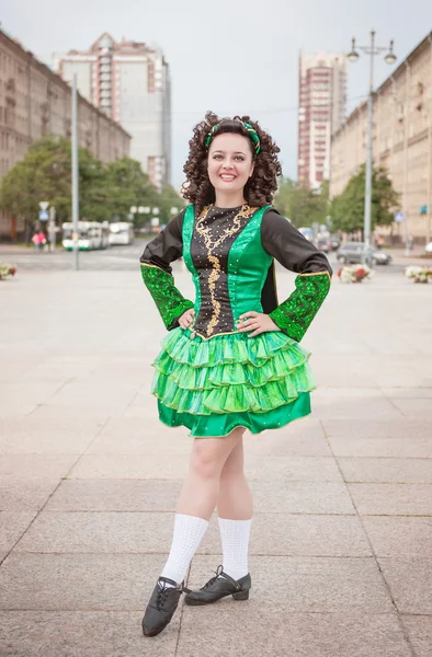 Junge Frau in irischem Tanzkleid und Perücke posiert — Stockfoto