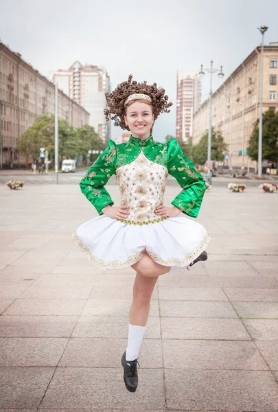 Genç kadın İrlandalı dans elbise ve dans peruk — Stok fotoğraf