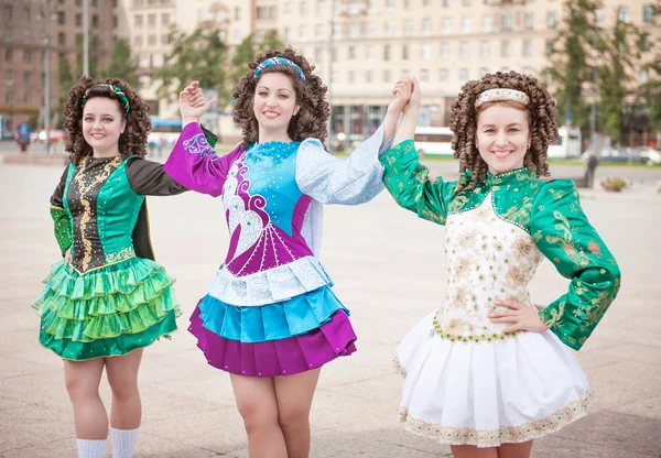 Три женщины в ирландских танцевальных платьях и парике позируют — стоковое фото