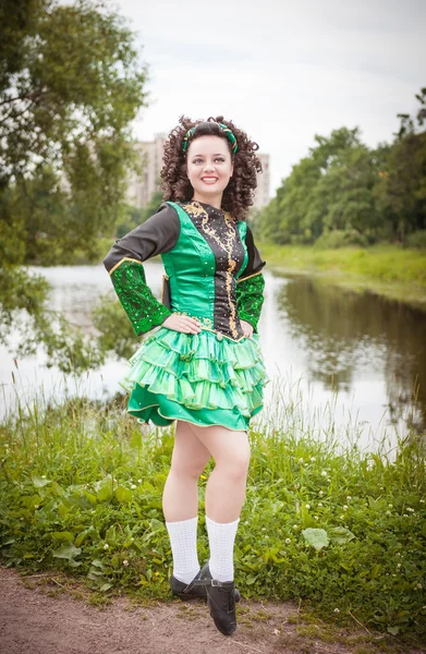 Jeune belle fille en robe de danse irlandaise et perruque posant — Photo