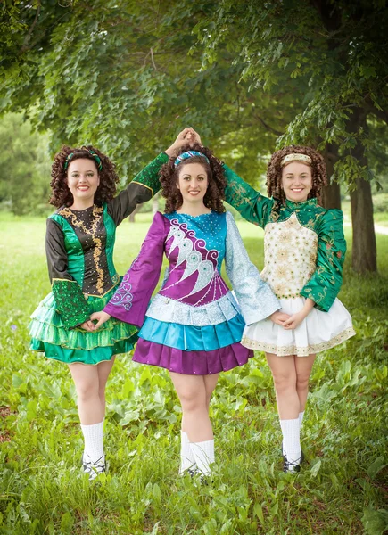 Три молодые красивые девушки в ирландском танцевальном платье позируют на открытом воздухе — стоковое фото