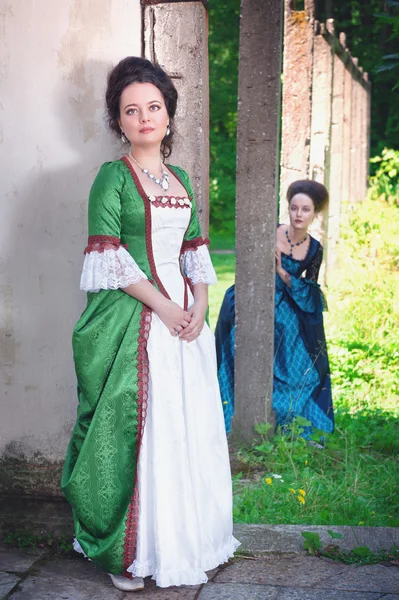 Due giovani belle donne in lunghi abiti medievali — Foto Stock
