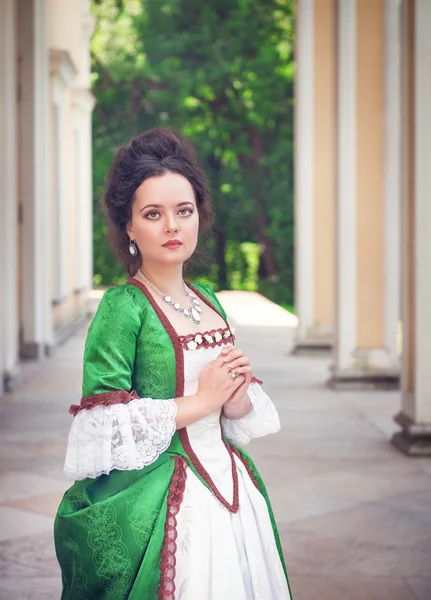 Hermosa mujer joven en vestido medieval verde — Foto de Stock