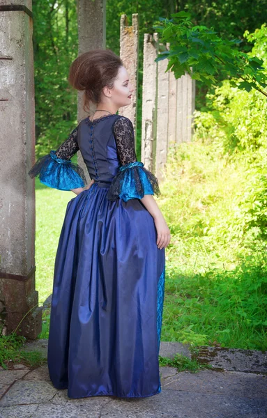 Hermosa mujer joven en vestido medieval azul — Foto de Stock