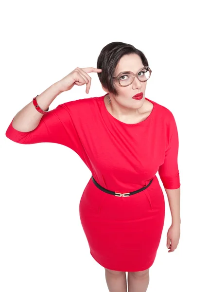 Schöne Plus-Size-Frau gestikuliert mit dem Finger gegen die Schläfe — Stockfoto