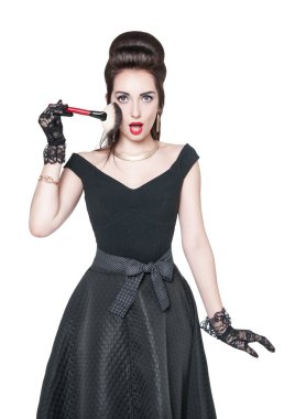 Genç güzel kadın tarzında makyaj fırçası ile retro PIN 