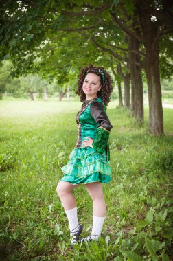 İrlandalı dans elbise açık poz içinde genç güzel kız